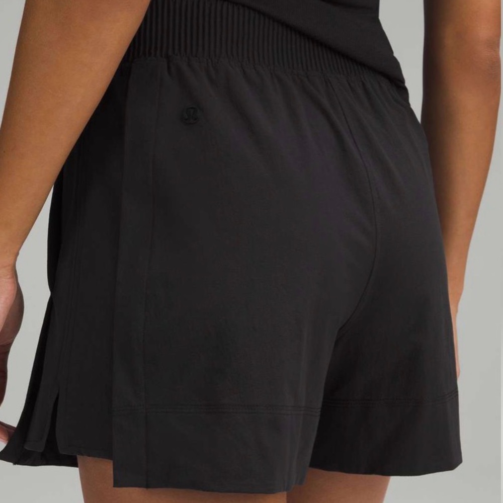 Lululemon Stretch Woven Relaxed Fit High Rise Short 4”
